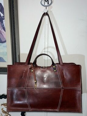 Stunning. Timeless. Beautiful Leather bag/ purse. Old Trend.
